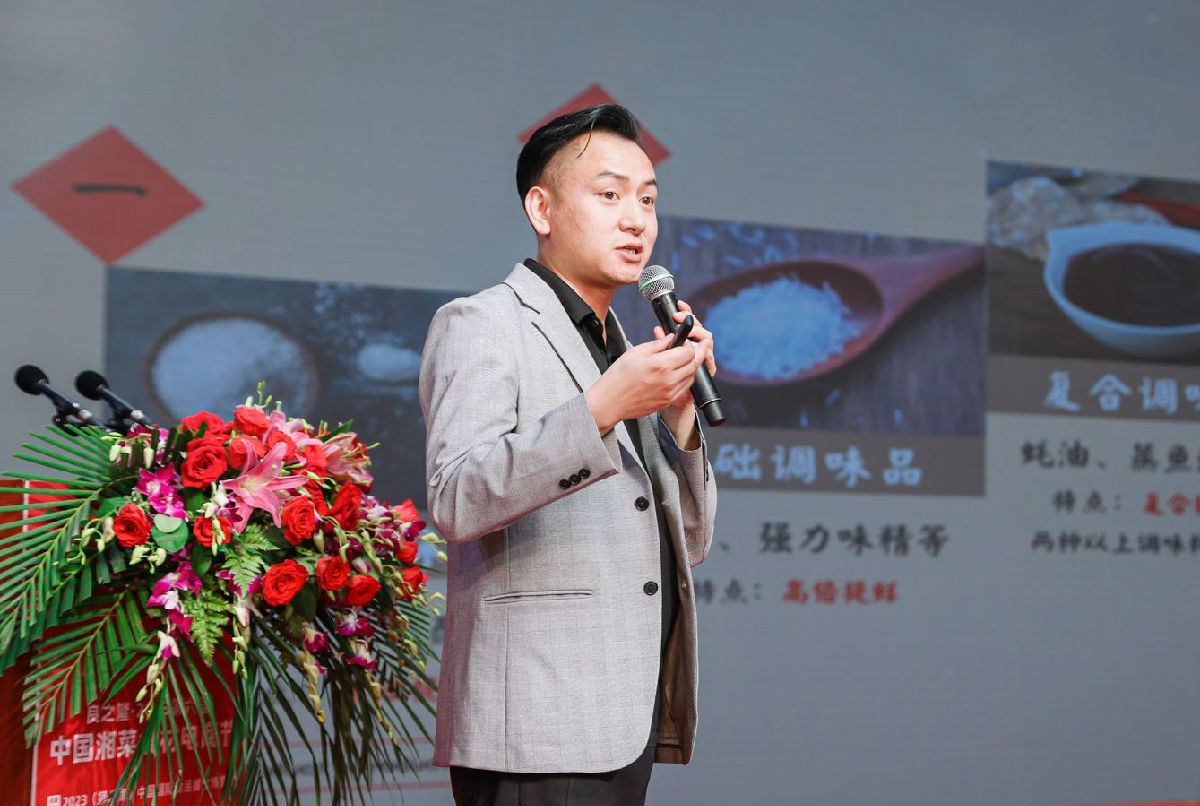 何青.jpg 皇冠体育